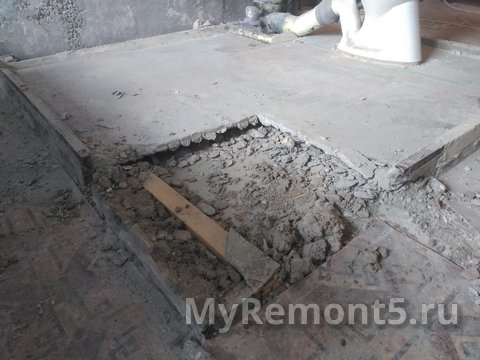 Демонтаж бетонной плиты пола санузла