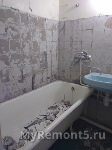 Демонтаж плитки в ванной