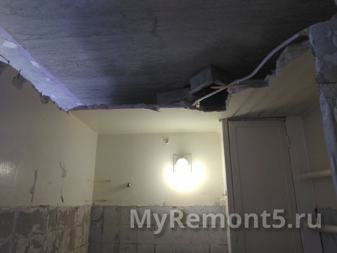 Демонтаж потолка сантехкабины