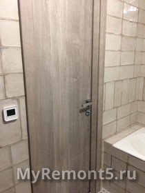 Светлая дверь в ванной