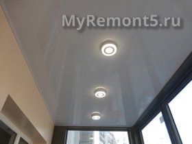 Потолок из панелей с подсветкой на балконе