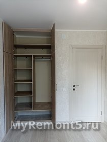 Встроенный стенной шкаф с распашными дверками