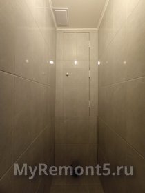 Съемная панель из плитки за унитазом на месте
