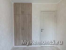 Детская комната, шкаф и дверь