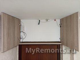 Место для роутера над входной дверью