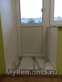 Порог из плитки у балконной двери