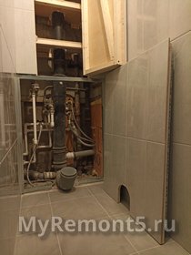 Съемная панель из плитки за унитазом
