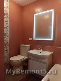 Унитаз в ванной комнате на подиуме