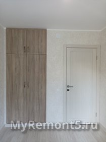 Стенной шкаф и дверь в детской