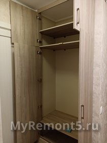 Стенной шкаф в прихожей открыт