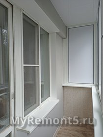 Стены балкона оштукатурены и покрашены