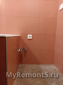 Место для стиральной машинки рядом с ванной