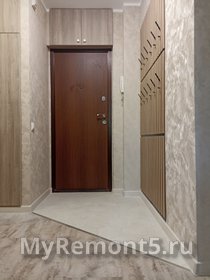 Входная дверь в прихожей