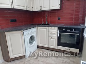 Плитка винного цвета на фартуке кухни